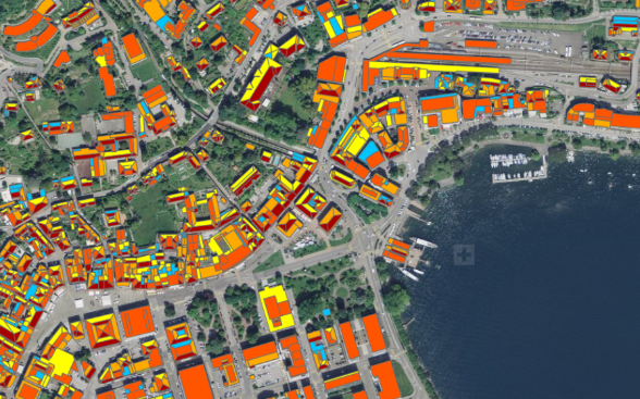 Darstellung des Solarpotentials von Hausächern in Locarno. Die Farbe rot zeigt ein hohes Potential an, die Farben gelb udn orange ein mittleres sowie blau ein geringes Potential.